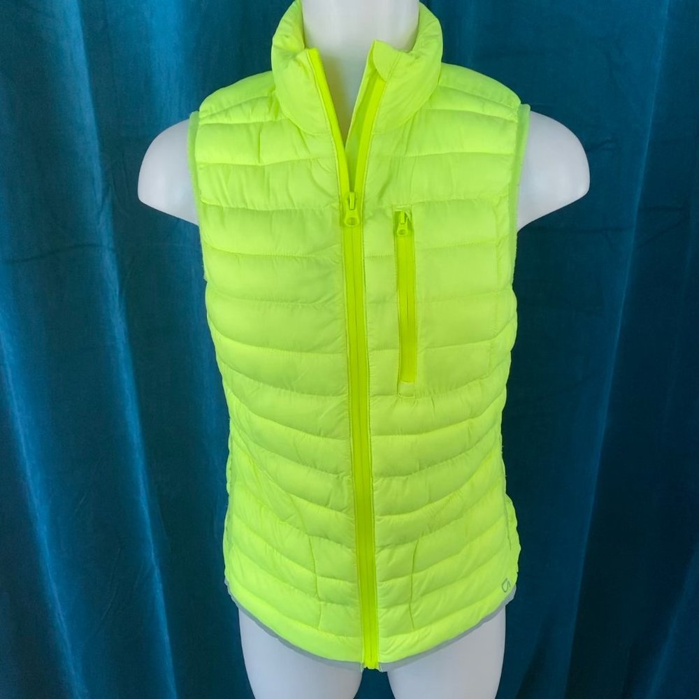 GapFit Primaloft Lightweight Puffer Vest - Picture 2 of 9